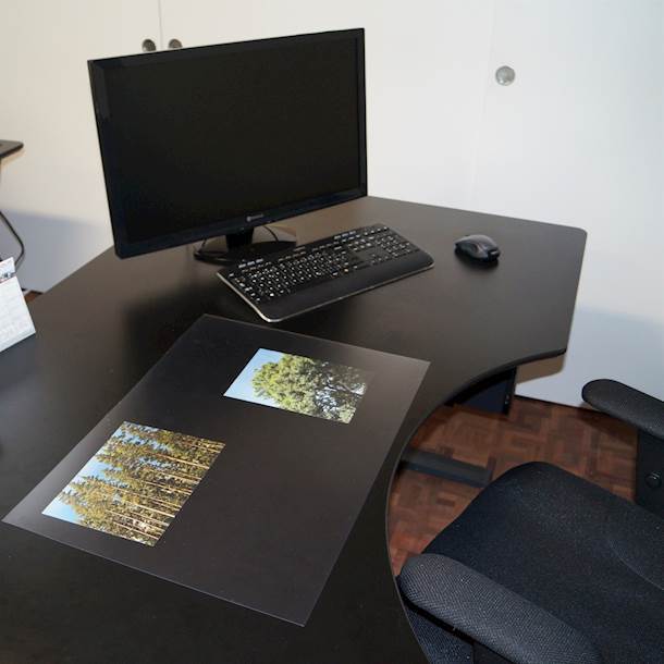 Base de bureau clair avec une surface mate